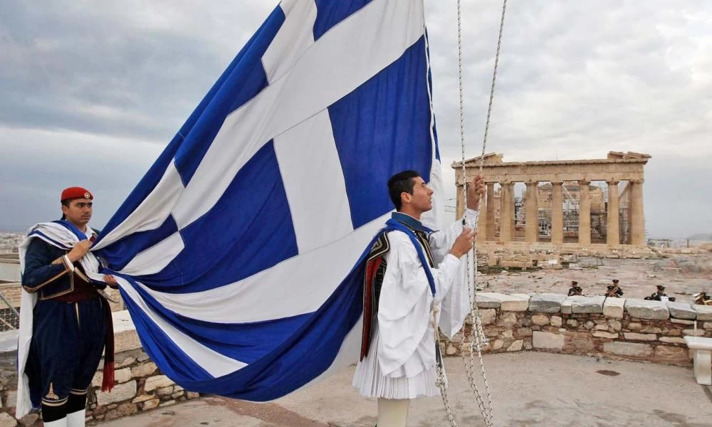 Η ιστορία της Ελληνικής σημαίας: Πότε γιορτάζει και πως δημιουργήθηκε